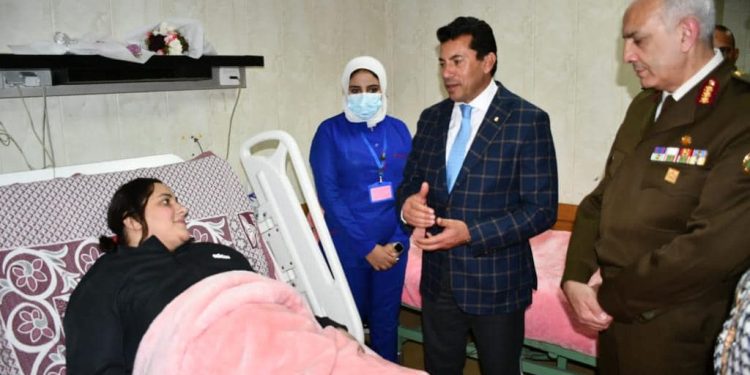 وزير الرياضة يزور بطلة رفع الأثقال "نهلة رمضان" في المستشفى للاطمئنان على حالتها الصحية 1