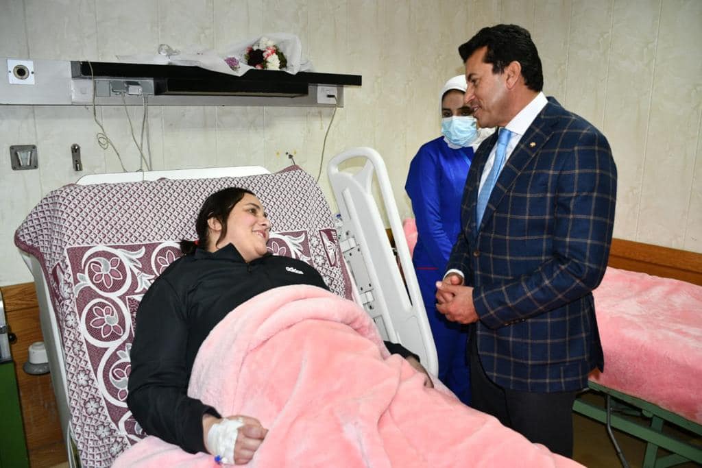 وزير الرياضة يزور بطلة رفع الأثقال "نهلة رمضان" في المستشفى للاطمئنان على حالتها الصحية 3