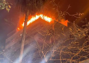 حريق هائل يلتهم سطح برج تجاري في حلوان 3