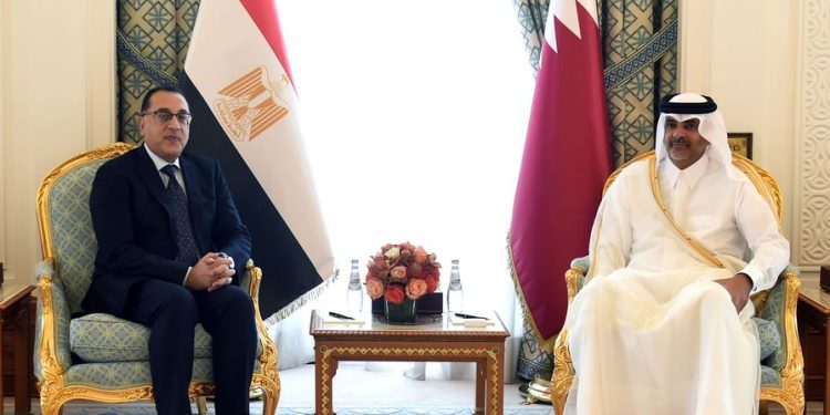 رئيس الوزراء القطري يقيم مأدبة غداء لنظيره المصري