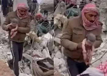 يخرج الحي من الميت.. إنقاذ رضيع في سوريا ولدته أمه تحت الأنقاض| فيديو 2