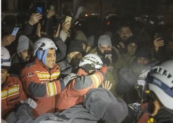 بالصور | إنقاذ مسنة تركية من تحت الأنقاض بعد قضاء 122 ساعة 1