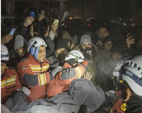 بالصور | إنقاذ مسنة تركية من تحت الأنقاض بعد قضاء 122 ساعة 1