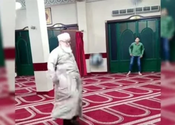إمام يلعب الكرة داخل المسجد