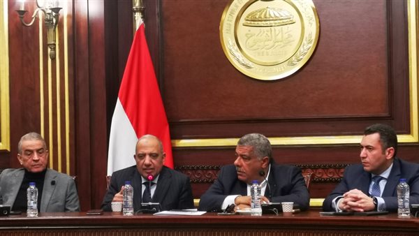 محمود عصمت وزير قطاع الأعمال خلال اجتماع لجنة الصناعة
