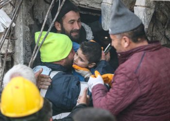 إنقاذ سيدة وطفليها بعد 10 أيام تحت أنقاض مبنى في تركيا