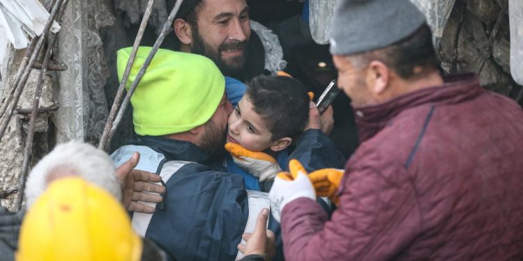إنقاذ سيدة وطفليها بعد 10 أيام تحت أنقاض مبنى في تركيا