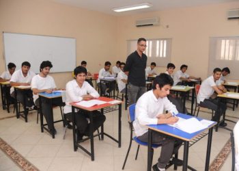 مصير مجهول يواجه 1500 مدرس مصري.. ضحايا "التكويت" يلملمون أوراق العودة 1