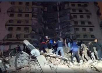 مئات القتلى وآلاف الجرحى ومحاصرون تحت الأنقاض.. أكبر زلزال تشهده تركيا منذ 100 عام 3