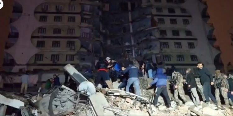 مئات القتلى وآلاف الجرحى ومحاصرون تحت الأنقاض.. أكبر زلزال تشهده تركيا منذ 100 عام 1