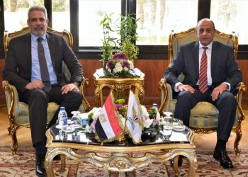 وزير الطيران يلتقي نائب رئيس الأياتا للشرق الأوسط وإفريقيا لتعزيز التعاون في مجال النقل الجوي 2