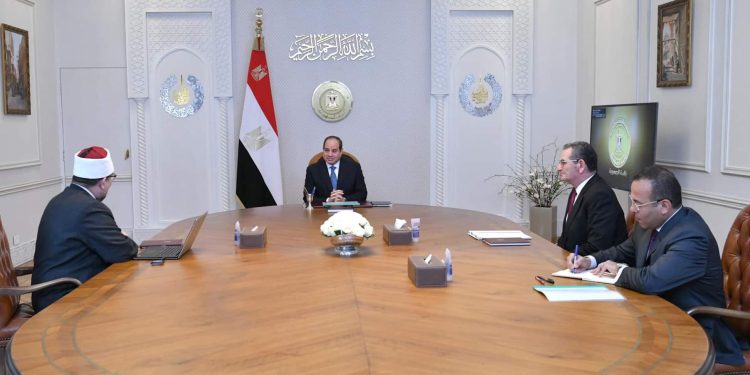 الرئيس السيسي يجتمع وزير الاوقاف ومستشار رئيس الجمهورية للشئون المالية 1