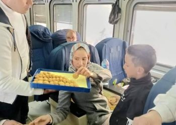 شركة قطارات النوم توزع كحك وحلويات على ركاب قطار الأقصر في عيد الحب 1