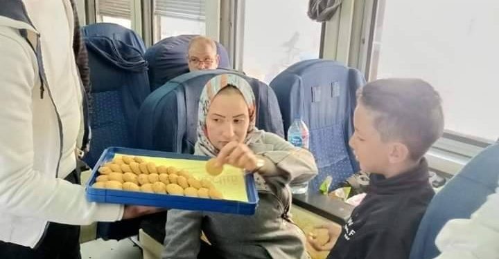 شركة قطارات النوم توزع كحك وحلويات على ركاب قطار الأقصر في عيد الحب 1
