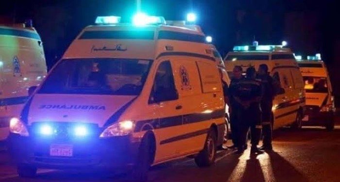 مصابين على الأسفلت.. إصابة 12 عامل إثر حادث انقلاب سيارة بطريق أبوسمبل - توشكى 1