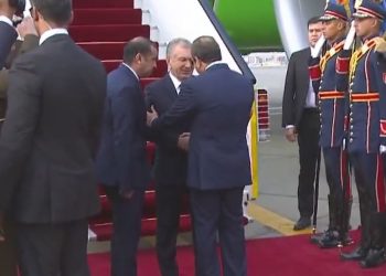 السيسي يستقبل رئيس أوزبكستان بـ مطار القاهرة