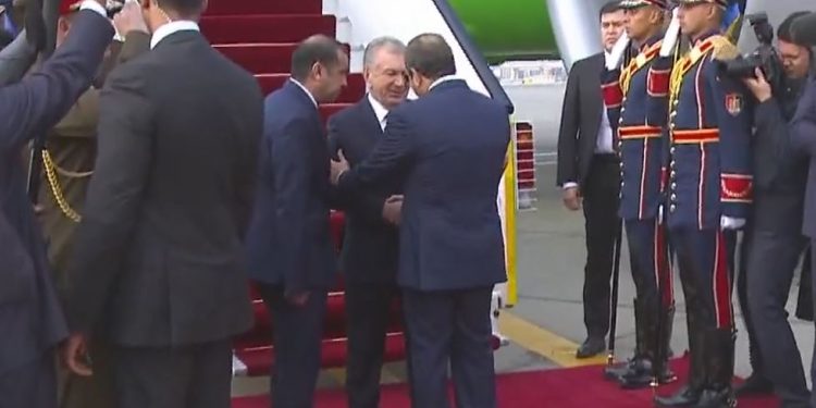 السيسي يستقبل رئيس أوزبكستان بـ مطار القاهرة