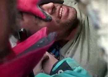 تركي يتلو القرآن أثناء محاولة إنقاذه من تحت الأنقاض بعد مرور 104 ساعات | فيديو 1