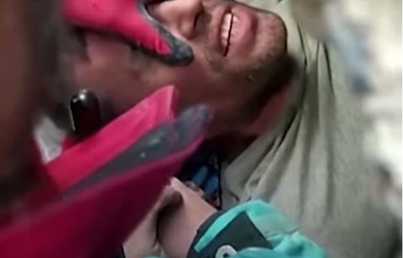 تركي يتلو القرآن أثناء محاولة إنقاذه من تحت الأنقاض بعد مرور 104 ساعات | فيديو 1