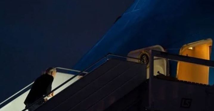 شاهد| سقوط بايدن أثناء صعوده سلم الطائرة الرئاسية 1