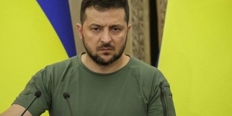 زيلينسكي يقرر إعفاء قائد الجيش الأوكراني من منصبه 1