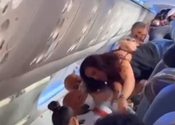 "عشان تقعد جنب الشباك".. مشاجرة عنيفة بين 15 امرأة على متن طائرة برازيلية | فيديو 1