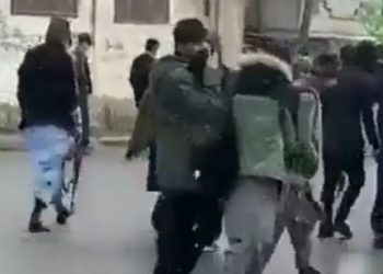طالبان تعتقل أستاذاً جامعياً لتوزيعه كتباً على الفتيات 1