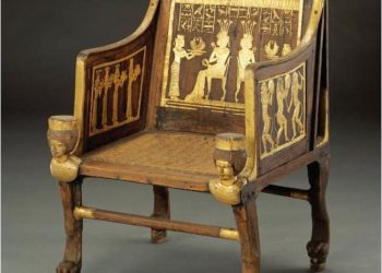 عرض كرسي خشبي مُذهب من الأسرة الـ 18 بـ المتحف المصري بالتحرير 1