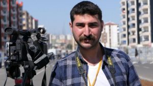 دموع صحفي تركي تقوده للسجن بموجب "قانون التضليل".. اعرف التفاصيل 2