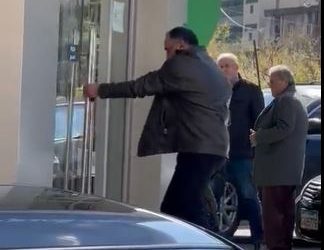 فيديو | لبناني يهاجم بنكا بـ الشنيور للحصول على أمواله 1