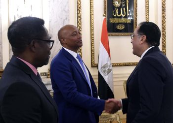 رئيس الوزراء يلتقي رئيس «الكاف» لاستعراض سبل دعم كرة القدم الأفريقية 1
