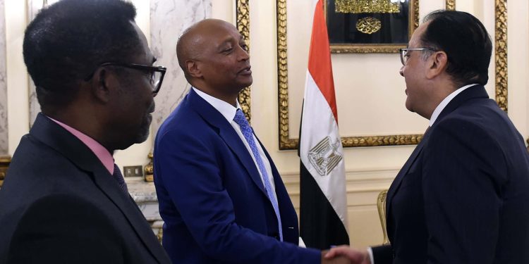 رئيس الوزراء يلتقي رئيس «الكاف» لاستعراض سبل دعم كرة القدم الأفريقية 1