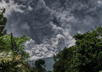 مشاهد مرعبة لثوران بركان ميرابي في إندونيسيا | صور 1