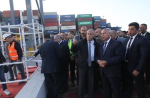 وزير النقل يشهد التشغيل التجريبي لمحطة تحيا مصر بميناء الإسكندرية 2