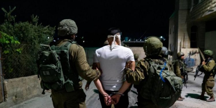 بينهم طفل.. الاحتلال الإسرائيلى يعتقل 10 فلسطينيين بالضفة الغربية 1