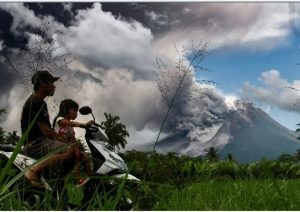 مشاهد مرعبة لثوران بركان ميرابي في إندونيسيا | صور 2