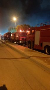 نار ودخان في سماء العبور.. 5 خزانات و15 سيارة إطفاء لإخماد حريق مصنع المراتب 3