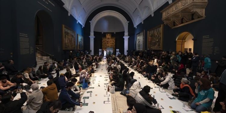 لحظات للتاريخ.. مائدة إفطار رمضان في متحف لندن لأول مرة| فيديو 1