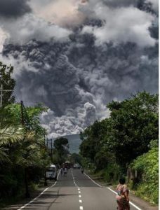 مشاهد مرعبة لثوران بركان ميرابي في إندونيسيا | صور 3