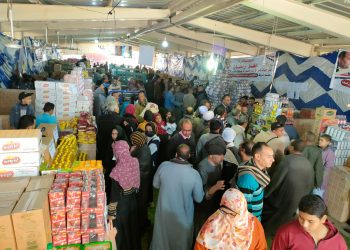 إقبال كبير من المواطنين على شراء السلع من معارض "أهلا رمضان" بالمحافظات 5