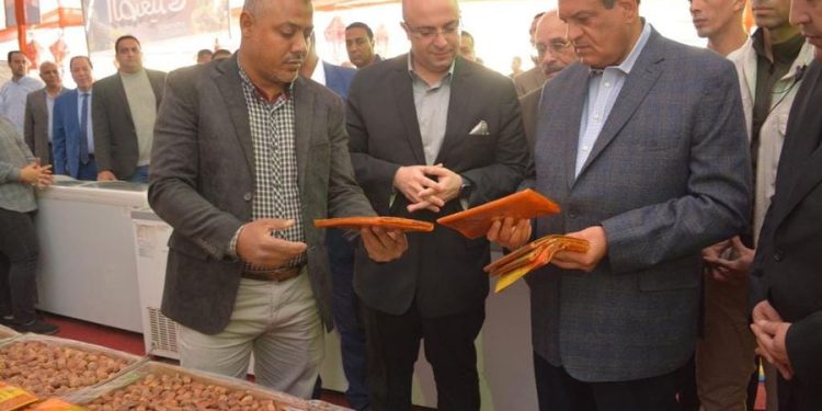 وزير التنمية المحلية ومحافظ بني سويف يتفقدان معارض "أهلا رمضان"