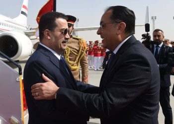 مدبولي يستقبل رئيس الوزراء العراقي بمطار القاهرة