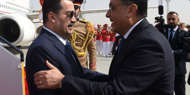 مدبولي يستقبل رئيس الوزراء العراقي بمطار القاهرة