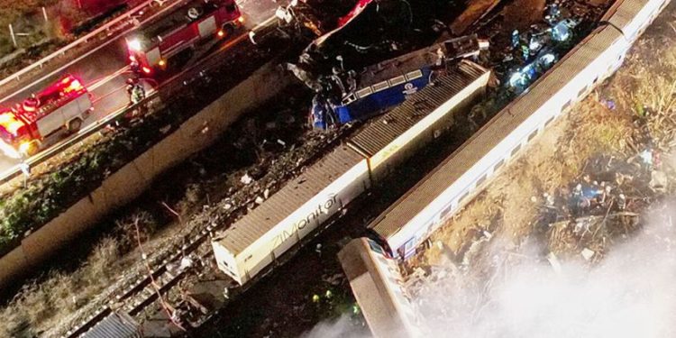 ارتفاع حصيلة ضحايا حادث اصطدام قطارين بوسط اليونان لـ 42 شخصًا