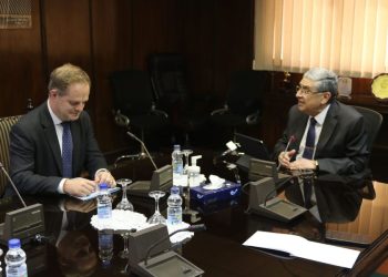 وزير الكهرباء يستقبل سفير بريطانيا بالقاهرة لبحث سبل التعاون المشترك