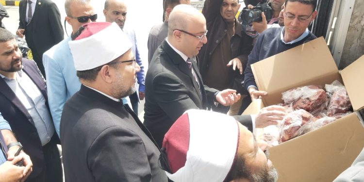 وزير الأوقاف ومحافظ بني سويف يشهدان استلام كمية من لحوم صكوك الإطعام