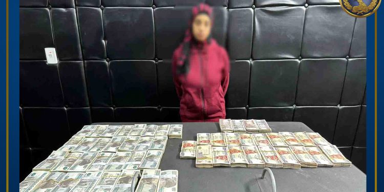 الشنطة فيها 650 ألف جنيه.. ضبط سيدة لسرقة مبلغ مالي من داخل سيارة بمدينة نصر