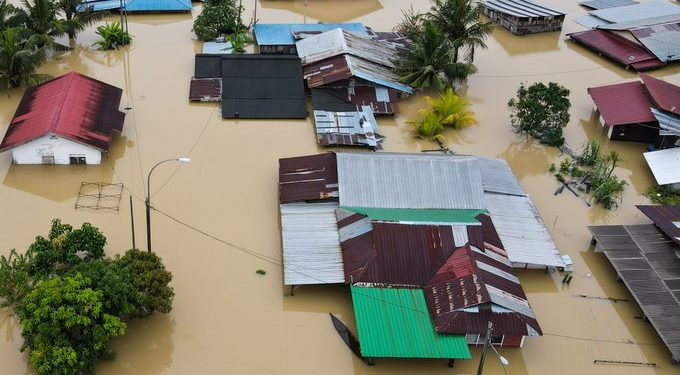 شاهد| فيضانات ماليزيا تتسبب في تهجير 40 ألف من منازلهم 1