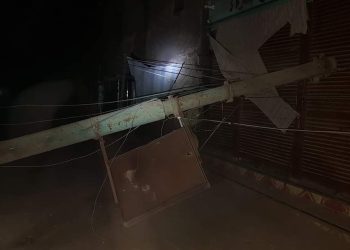 بسبب العاصفة.. سقوط 4 أعمدة إنارة وشجرة بقرية المحروسة في قنا 2