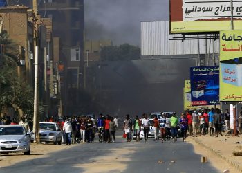إغلاق شارع حيوي وحرق إطارات السيارات.. متظاهرون يحيطون بمصرف لبنان 2